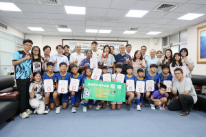 許縣長接見足球聯隊冠軍隊小將。（縣府提供）