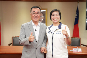 李四川牽起徐欣瑩的手，高喊「支持徐欣瑩！」。