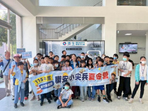 勞工處舉辦首屆職安小尖兵夏令營，透過實地訪查，讓學生了解職安觀念。