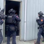 專案小組荷槍搜索可疑處所，逐一進入建物查緝。（圖/台中地檢署）