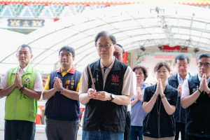 張市長擔任主祭官，帶領大眾進行祭拜儀式。