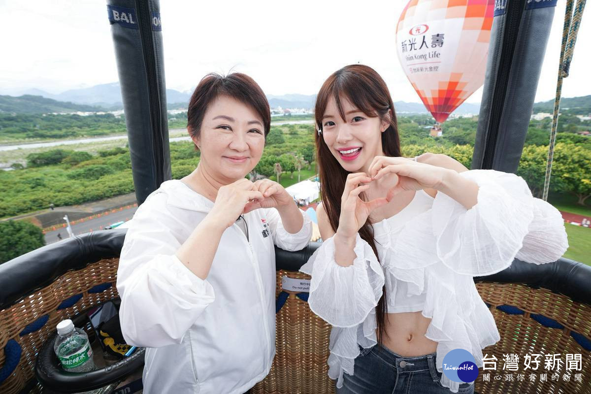 盧秀燕與啦啦隊女神李多慧一同搭乘熱氣球。