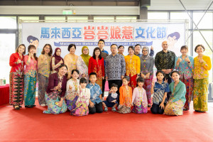 桃園市政府婦幼發展局局長杜慈容（左七）、馬來西亞友誼及貿易中心代表Mr. Bong Yik Jui（右六）及桃園市馬來西亞藝文協會理事長陳欣怡（右五）與協會理監事、表演團隊合影。