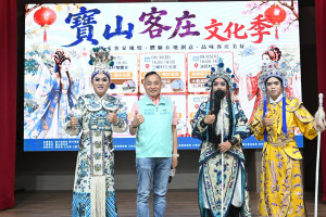 結合客庄文化活動，透過熟悉的廟埕、戲曲與傳統文化元素，喚起長輩兒時的生活記憶。