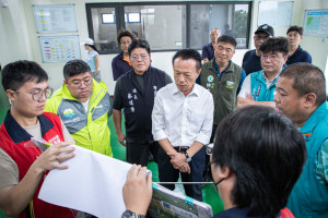 義縣長翁章梁偕立委蔡易餘、布袋鎮長蔡瑋傑赴布袋鎮海埔新生地公園旁抽水站視察防汛整備／嘉義縣府提供