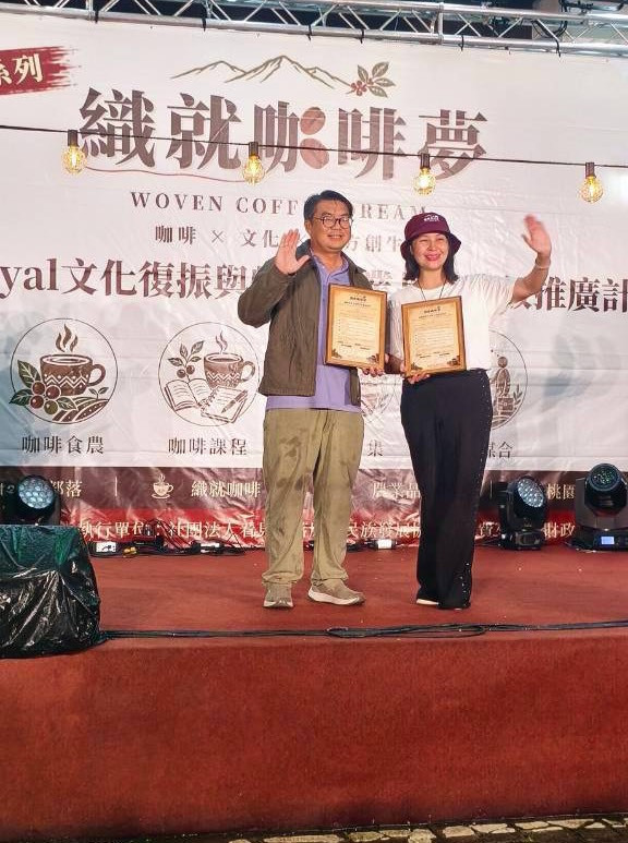 協會開擴馬來西亞賴比瑞卡咖啡產業跨國合作(右起)理事長曾庭希(右)企業家劉博乾(LIEW BOH-CHEN)(左)。