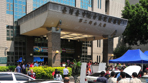 印尼男退社遭逼戰9人，疑遭踢中下巴倒地，重傷3天後不治。（圖/陳招宗 攝）