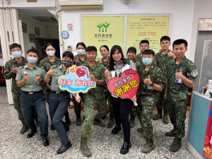 陸軍十軍團南投小組、52工兵群、58砲指部等弟兄出動協助家扶發送物資。（ 南投家扶提供）