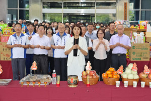 許淑華率團隊祭拜祈求縣政順遂合境安泰。（縣府提供）