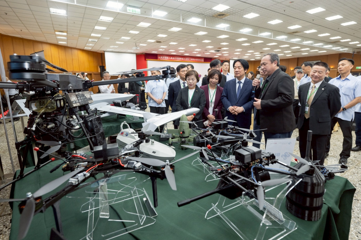 總統賴清德（中）6月9日出席「台灣卓越無人機海外商機聯盟大會師」，民主進步黨籍立法委員何欣純（中左1）與中國國民黨籍立委楊瓊瓔（中左2）亦在場。（圖／資料照片，圖源：翻攝自總統府Flickr）