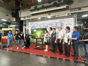 縣府李秘書長與嘉賓一同宣布青農快閃市集起跑。（記者扶小萍攝）
