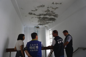 市議員賴朝國、立委楊瓊瓔國會辦公室執行長洪柳益會勘潭子國中活動中心屋頂滲水情形。