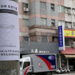 戒指失蹤，失主在現場電線桿張貼10萬元懸賞協尋貼文。（圖/陳招宗 攝）