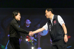 玫瑰墓樂團由醫師蘇世揚領軍，將急診第一線所見所聞及真實生命故事轉化為音樂創作。
