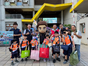 中壢警分局在開學首日，同步啟動轄區內23所國小的「安全護童專案」。
