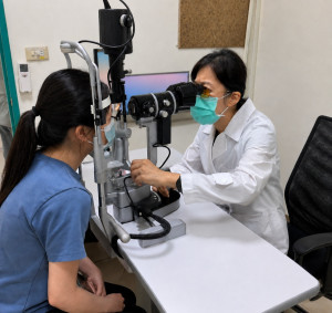 柯美蘭醫師提醒，若散光短時間內快速增加、眼鏡越換越看不清楚，就要把握治療及視覺矯正時機。