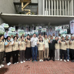 温世政由眾多各地參選人陪同往縣選委會登記。（記者扶小萍攝）