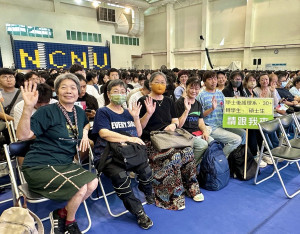 暨大於8月31日舉辦115學年度「30+大學」開學典禮，學校特別安排學員們融入大一新生訓練，在前排就座的學員紛紛表示，能與青年學子齊聚一堂，深刻感受到了滿滿的蓬勃朝氣與熱情。（暨大提供）