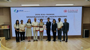 修平科大與濟州國立大學簽署合作備忘錄（MOU）並互贈紀念品。(圖/修平科技大學)