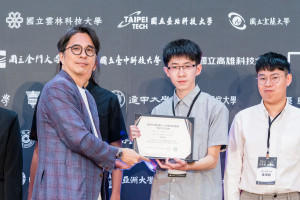 長庚大學郭兆揚同學(圖中)跨域及跨校修課，取得教育部首批核發的TAICA學程學分證明