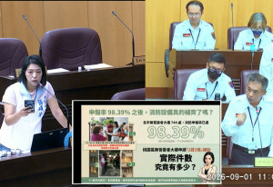 桃園市議員張碩芳質詢消防局長龔永信。
