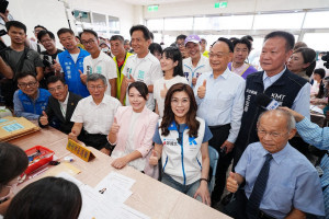 高虹安至新竹市選委會完成競選登記。