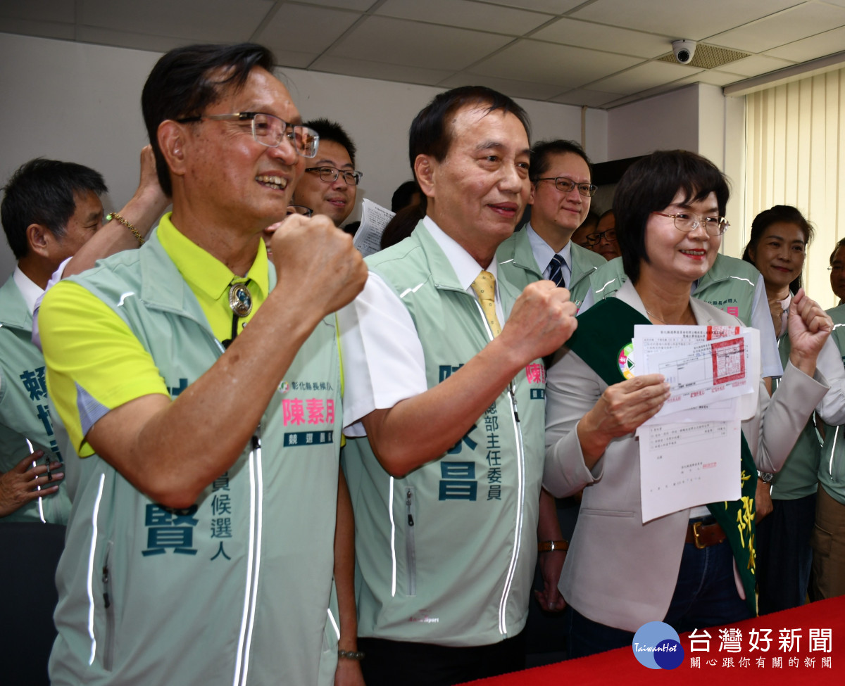 林世賢市長（左）陪同民進黨彰化縣長提名候選人陳素月（右）辦理登記。