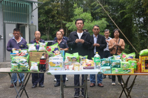 南投縣府由新聞及行政處長蔡明志率同仁前往集集大山電視轉播站，舉行普度儀式上香祈福，除向好兄弟表達敬意，也祈求各項機器設備穩定運轉。（縣府提供）