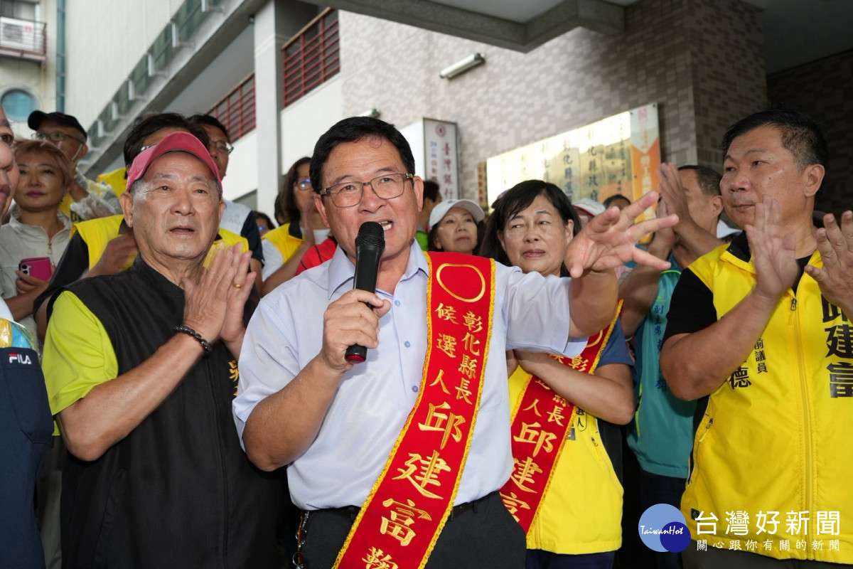 邱建富完成彰化縣長參選登記，帶鸚鵡現身邀藍綠公開辯論。圖／記者鄧富珍攝