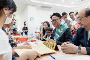 莊競程偕同夫人方心慧與孩子，前往新竹市選舉委員會登記參選。