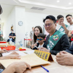 莊競程偕同夫人方心慧與孩子，前往新竹市選舉委員會登記參選。
