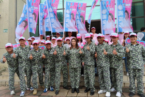 感念父親軍戎一生，桃園市議員謝美英軍人節著軍裝完成參選登記。