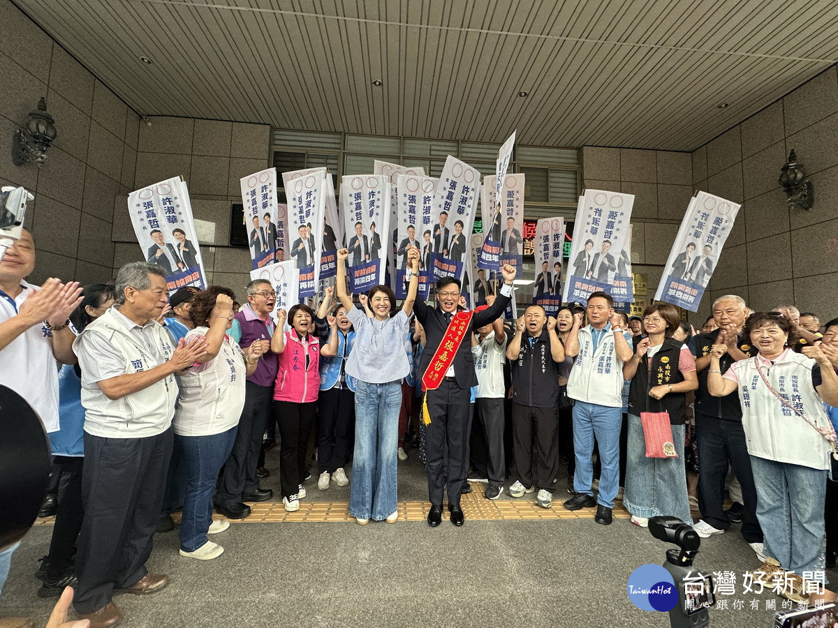 許縣長與支持者高呼張嘉哲凍蒜。（記者扶小萍攝）