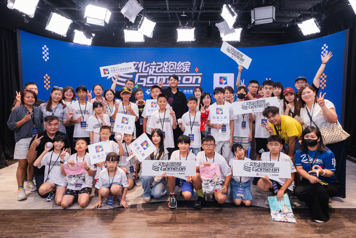凱基人壽「小小主播體驗營」帶領學童體驗體育賽事直播工作,並邀請味全龍球員拿莫•伊漾近距離互動交流,培育下一代。