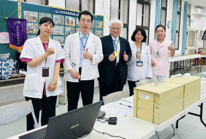 左起：橫山鄉民代表會古鋓明主席、沙坑國小楊絮捷校長、新竹縣醫師公會陳炫達理事長、新竹縣政府衛生局殷東成局長、中央健康保險署北區業務組張溫溫組長、臺北榮民總醫院新竹分院陳曾基院長、新竹縣議會張良印議員、橫山鄉公所謝文桓 秘書、林思銘立法委員辦公室陳華芳秘書。