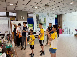 苗農學生志工與解說志工帶領民眾進行關卡互動（林業署新竹分署提供）
