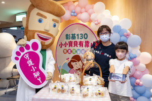 圖6. 早產兒小栗與媽媽，展示親手準備的100份感謝禮物。圖／彰基提供