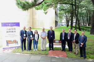 2025諾貝爾化學獎得主北川進教授蒞臨中央大學，為他打造專屬的大師座椅進行揭牌儀式。