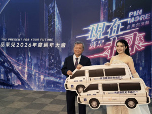 生技業者捐贈南投2輛幸福巴士由副縣長王瑞德（左）代表受贈。