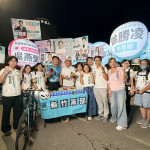 民眾黨黨主席黃國昌陪同竹北市長參選人邱臣遠一起騎乘腳踏車到竹北夜市進行掃街拜票。