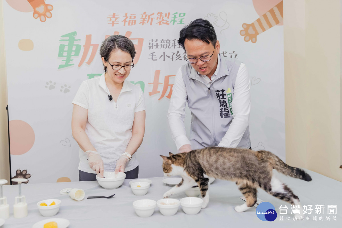 毛小孩月餅邀請貓咪「眉睫」現場試吃。