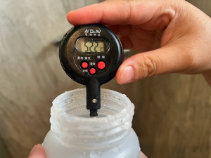熱水檢測溫度。