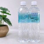 「台塩海洋微礦水Aqua8」採600ml輕巧瓶裝，簡約清新的設計融入海洋意象，為日常補水增添質感。