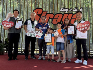 萬潤科技盧鏡來董事長(中間著藍色球衣)結合運動與公益捐款社福單位 家庭日再邀家扶親子看球
