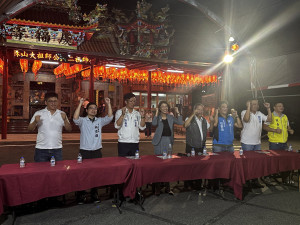 許淑華張嘉哲攜手舉辦村里座談，被視為選前前哨戰。（記者扶小萍攝）