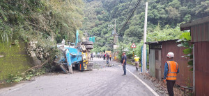 預拌混凝土車上坡疑打滑滑落邊坡。