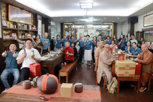 數十好友一同封存好茶意義深遠。（記者扶小萍攝）