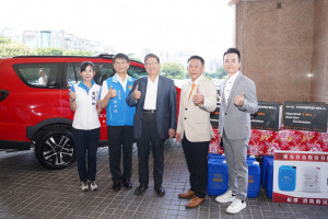 竹北市民代表戴佩如、消防局長陳中振、縣長楊文科、董事長楊順發及總經理劉定誌(左至右)。
