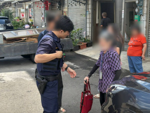92歲失智婦烈日迷途，平鎮警協助返家。
