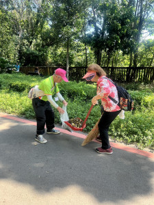 退休郵政人員以實際行動清理山林環境。